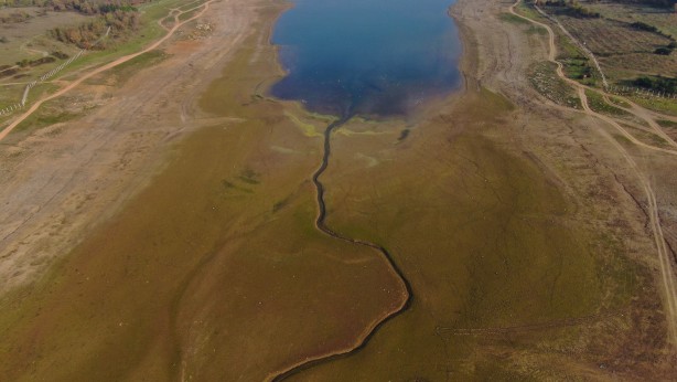 Foto - İstanbul'da endişelendiren görüntü! Su metrelerce çekildi