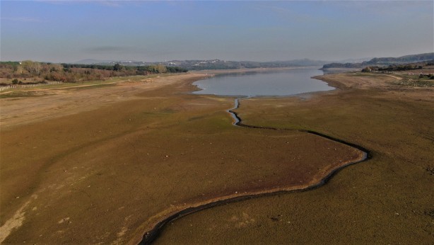 Foto - İstanbul'da endişelendiren görüntü! Su metrelerce çekildi