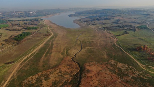 Foto - İstanbul'da endişelendiren görüntü! Su metrelerce çekildi