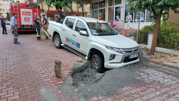 Foto - İstanbul'da ev ve iş yerlerini su bastı!