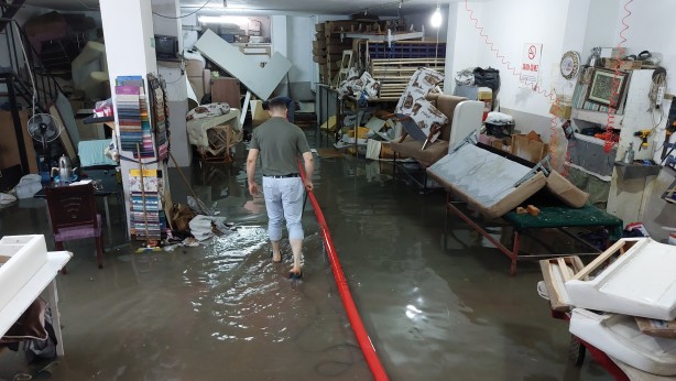 Foto - İstanbul'da ev ve iş yerlerini su bastı!