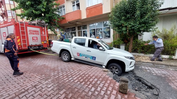 Foto - İstanbul'da ev ve iş yerlerini su bastı!