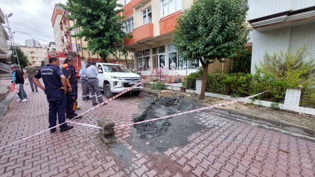Foto - İstanbul'da ev ve iş yerlerini su bastı!