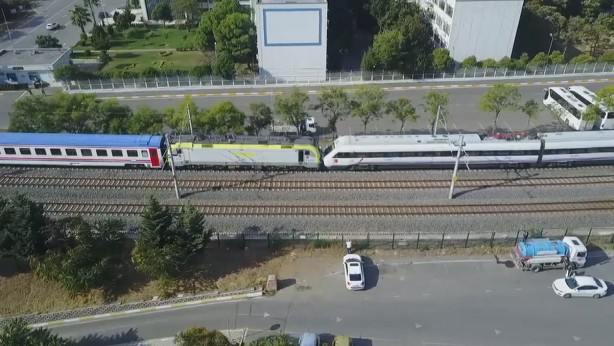 Foto - İstanbul'da facianın eşiğinden dönüldü! Trenler kafa kafaya geldi