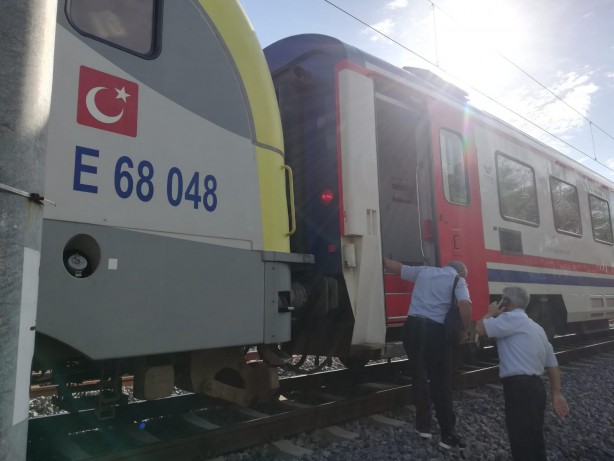 Foto - İstanbul'da facianın eşiğinden dönüldü! Trenler kafa kafaya geldi
