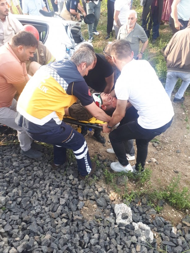 Foto - İstanbul'da feci kaza! Yolcu treni otomobile çarptı