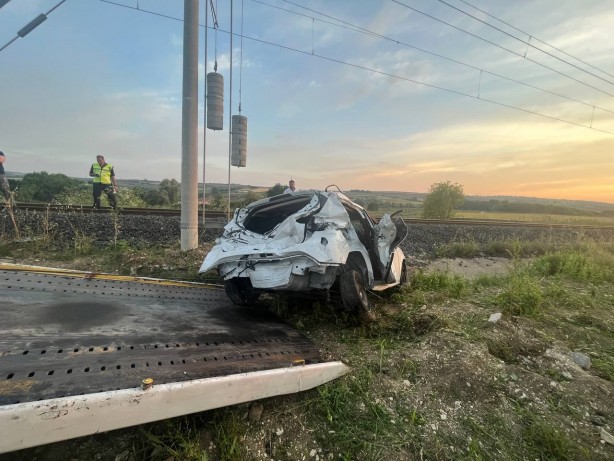 Foto - İstanbul'da feci kaza! Yolcu treni otomobile çarptı