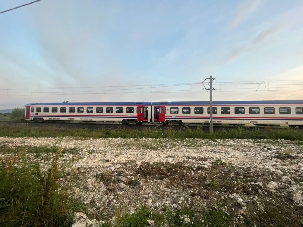 Foto - İstanbul'da feci kaza! Yolcu treni otomobile çarptı