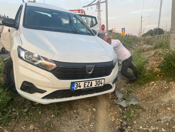Foto - İstanbul'da feci kaza! Yolcu treni otomobile çarptı