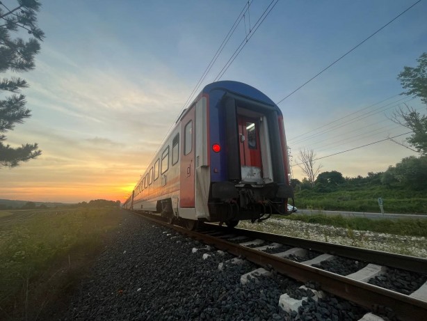 Foto - İstanbul'da feci kaza! Yolcu treni otomobile çarptı