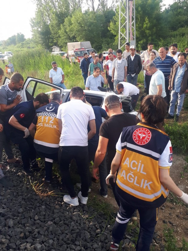 Foto - İstanbul'da feci kaza! Yolcu treni otomobile çarptı