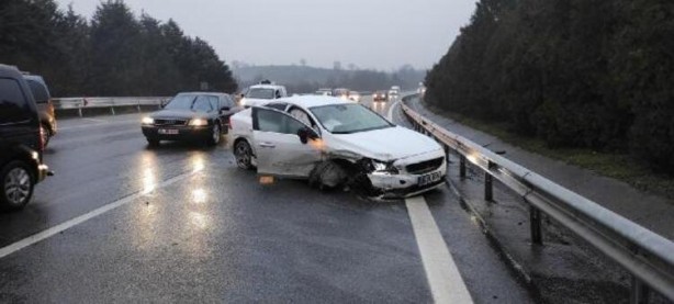 Foto - TEM otoyolunda feci kaza! Milyonluk araçlar sağa sola savruldu
