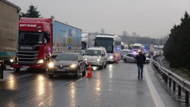 TEM otoyolunda feci kaza! Milyonluk araçlar sağa sola savruldu