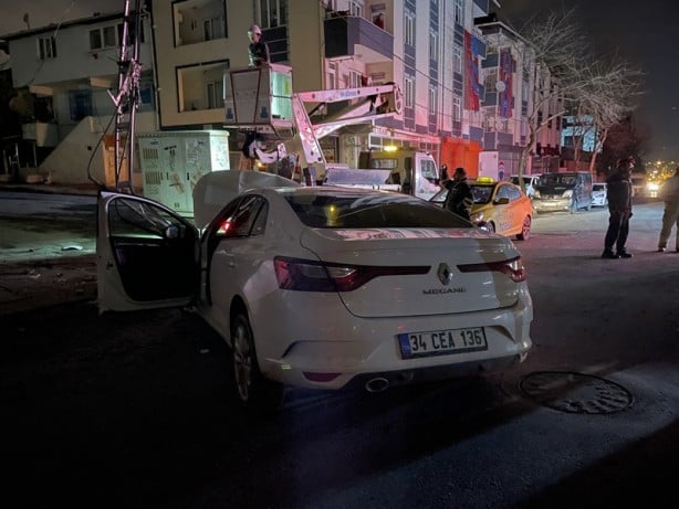 Foto - İstanbul’da feci kaza! Önce taksiye sonra elektrik direğine çarptı