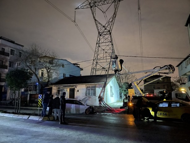 Foto - İstanbul’da feci kaza! Önce taksiye sonra elektrik direğine çarptı