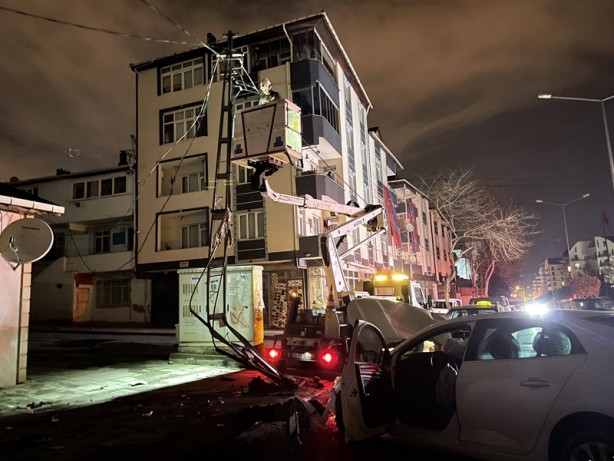 Foto - İstanbul’da feci kaza! Önce taksiye sonra elektrik direğine çarptı