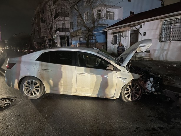 İstanbul’da feci kaza! Önce taksiye sonra elektrik direğine çarptı