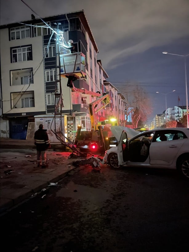 Foto - İstanbul’da feci kaza! Önce taksiye sonra elektrik direğine çarptı
