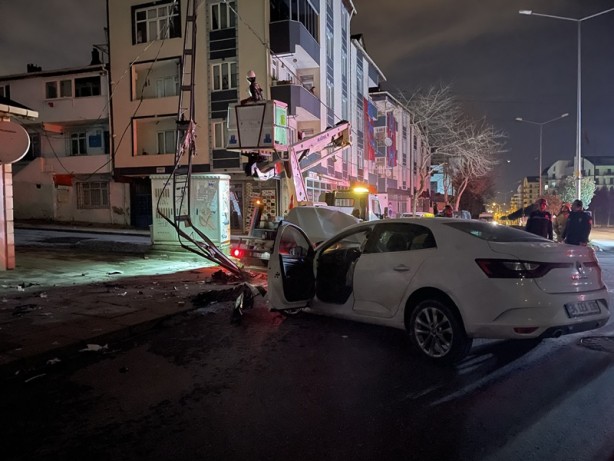 Foto - İstanbul’da feci kaza! Önce taksiye sonra elektrik direğine çarptı