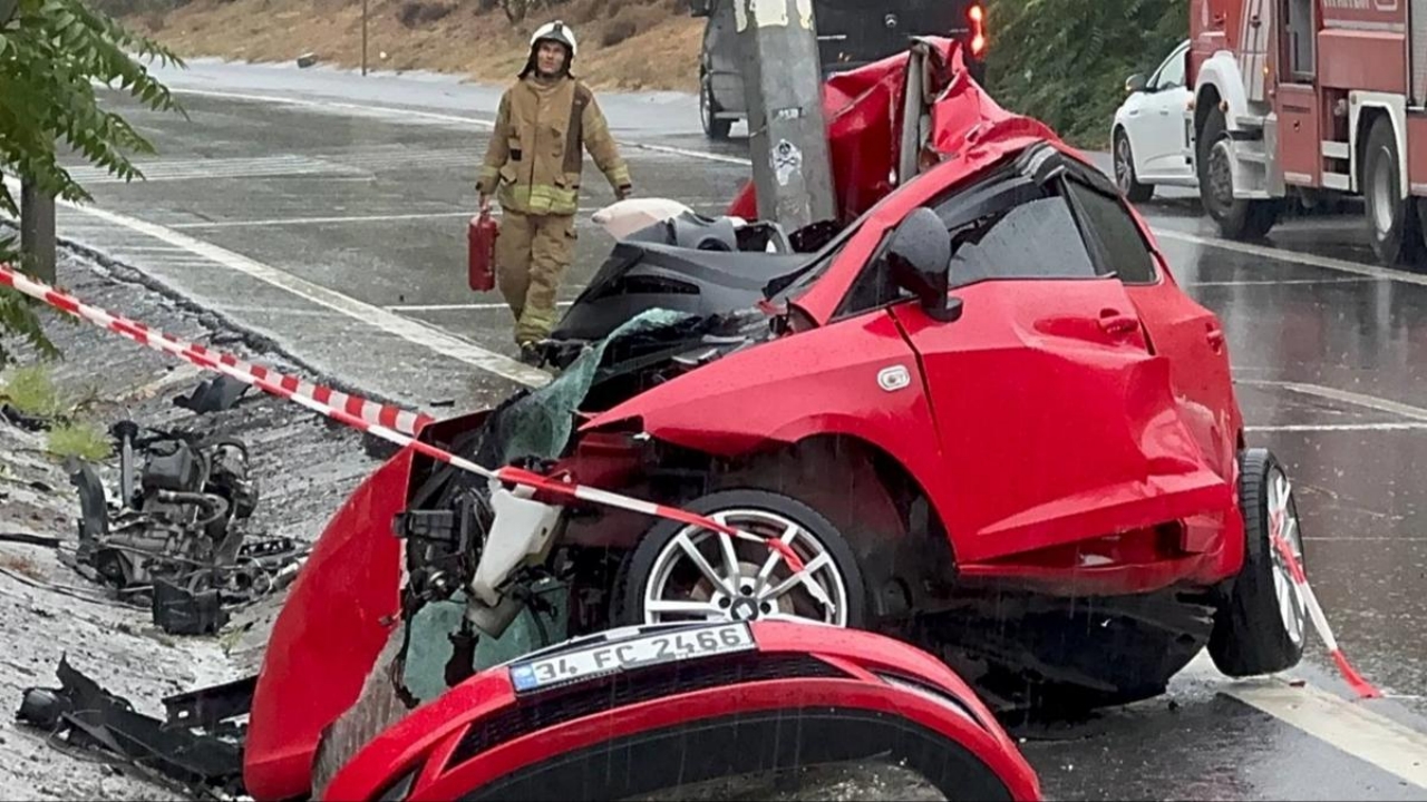 Foto - İstanbul’da feci kaza! Otomobil böyle kağıt gibi katlandı
