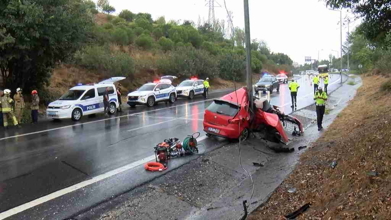 Foto - İstanbul’da feci kaza! Otomobil böyle kağıt gibi katlandı