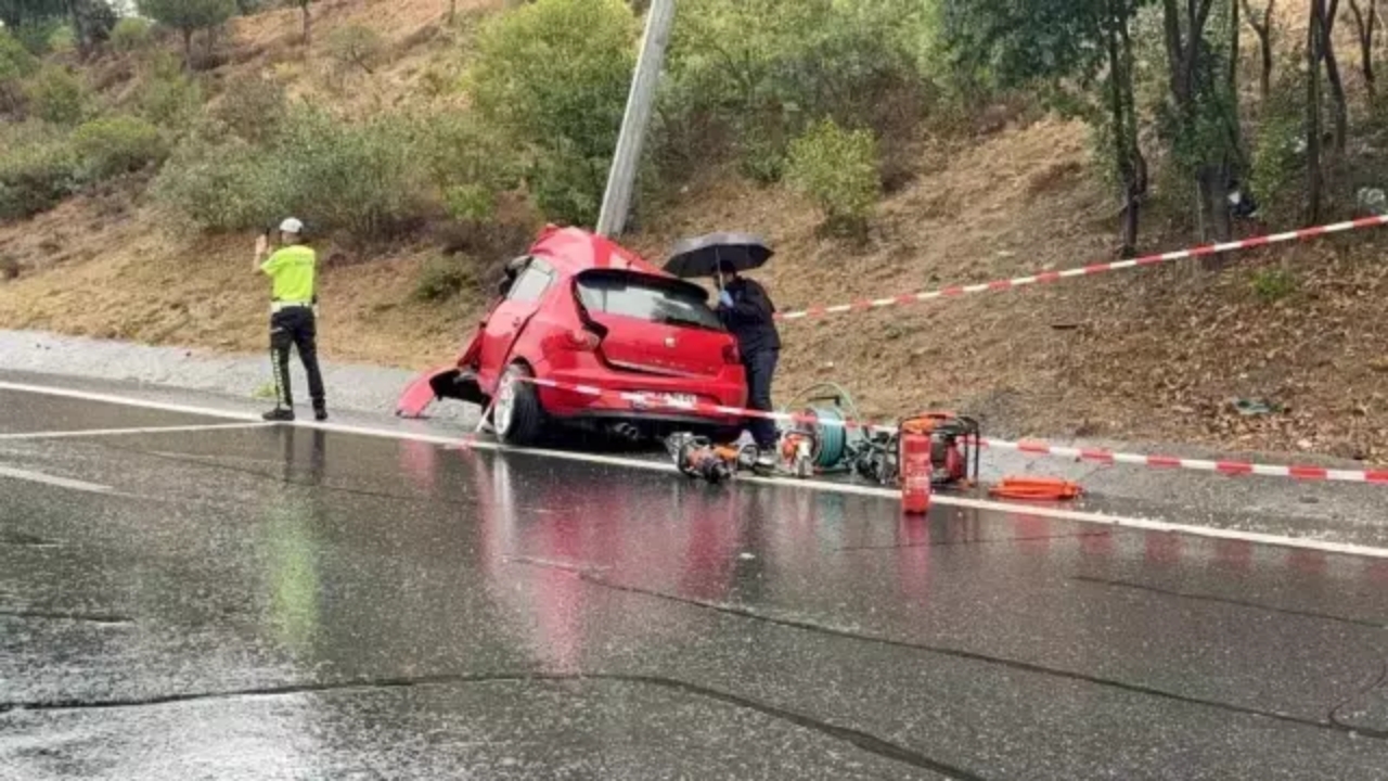 Foto - İstanbul’da feci kaza! Otomobil böyle kağıt gibi katlandı