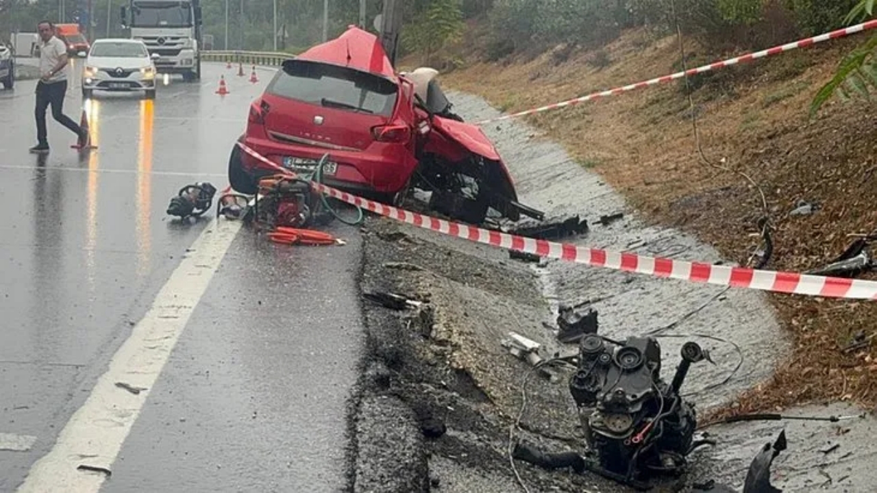 Foto - İstanbul’da feci kaza! Otomobil böyle kağıt gibi katlandı