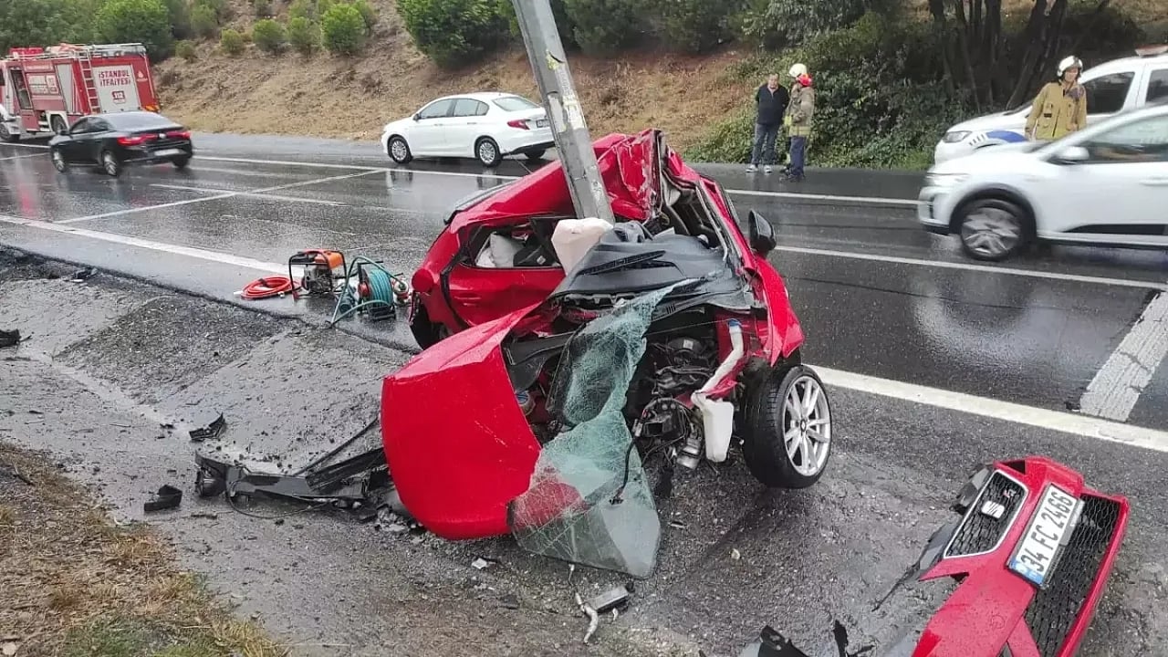 İstanbul’da feci kaza! Otomobil böyle kağıt gibi katlandı