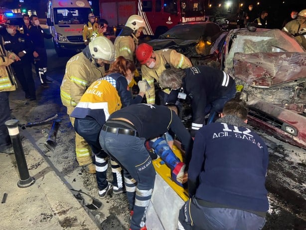Foto - İstanbul'da feci kaza! Ortalık savaş alanına döndü!