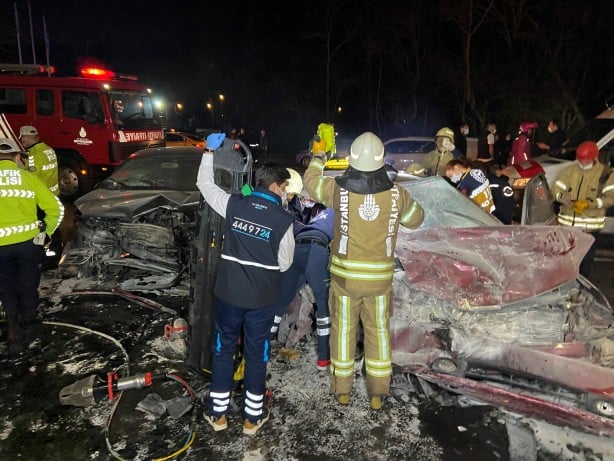 Foto - İstanbul'da feci kaza! Ortalık savaş alanına döndü!