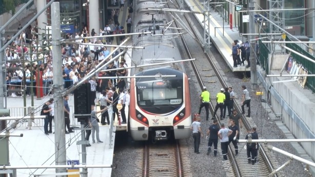 Foto - İstanbul'da feci olay! Tren raylarına atlayan genç hayatını kaybetti