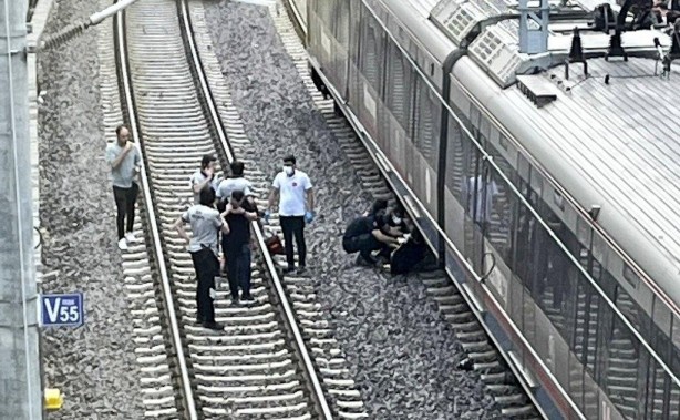 Foto - İstanbul'da feci olay! Tren raylarına atlayan genç hayatını kaybetti