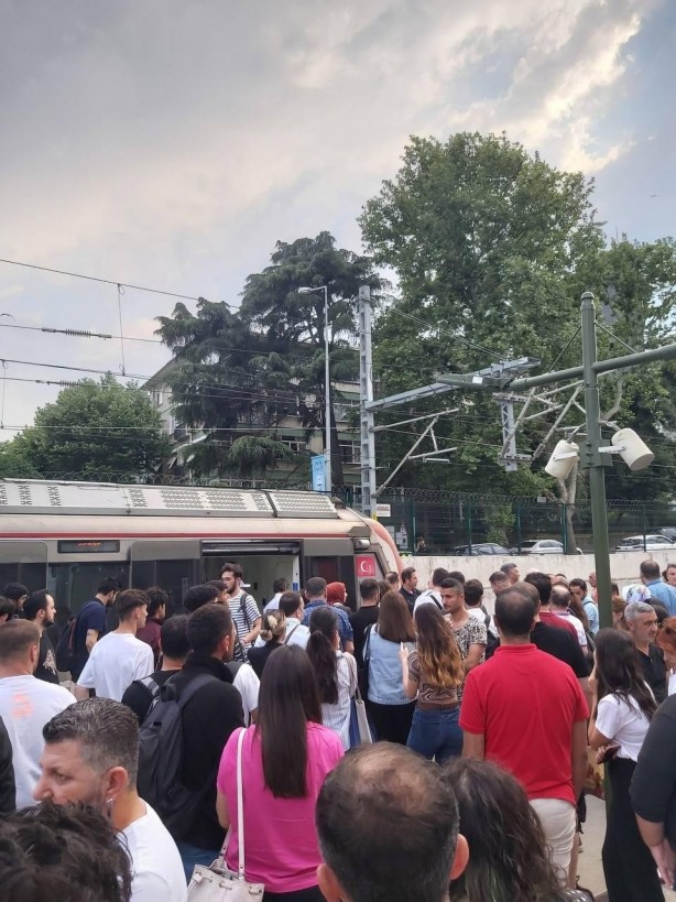 İstanbul'da feci olay! Tren raylarına atlayan genç hayatını kaybetti