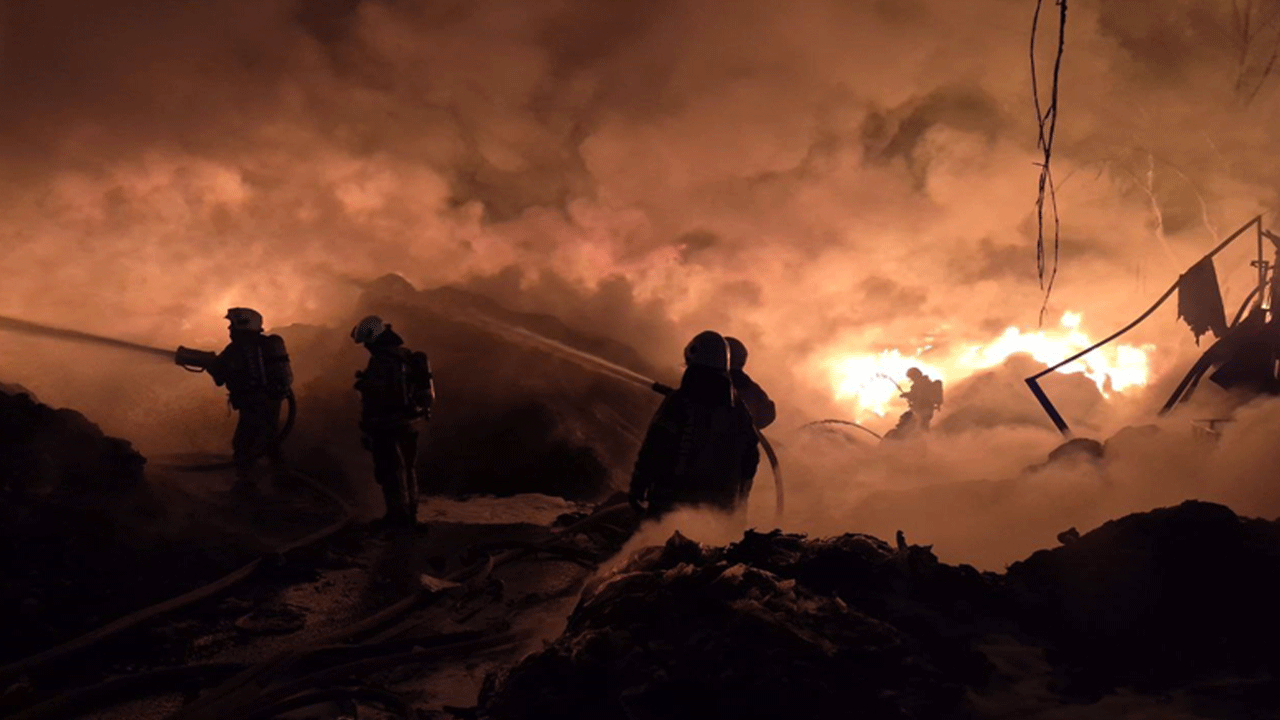Foto - İstanbul'da geceyi aydınlatan büyük yangın