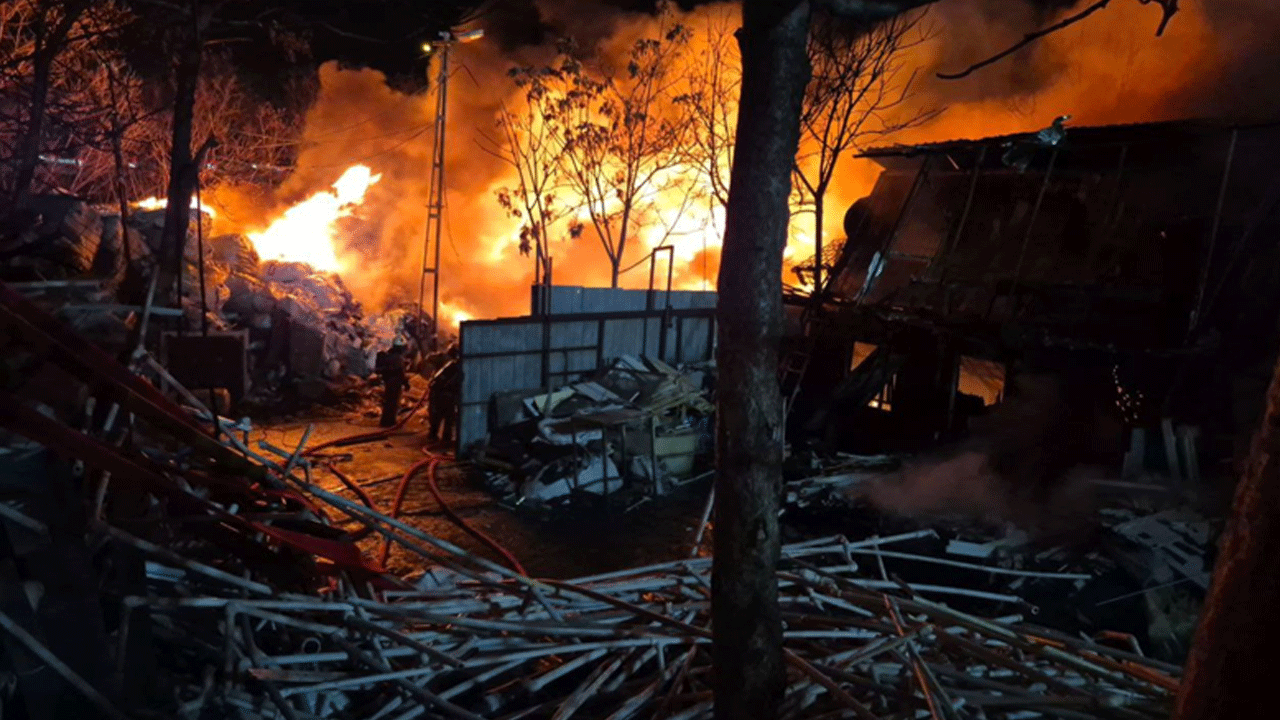 Foto - İstanbul'da geceyi aydınlatan büyük yangın
