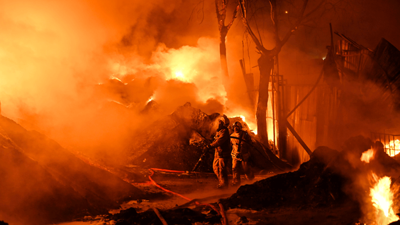İstanbul'da geceyi aydınlatan büyük yangın