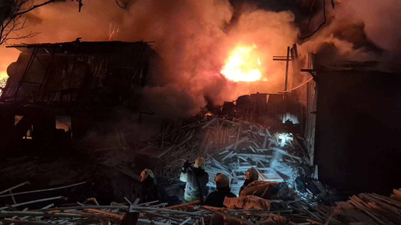Foto - İstanbul'da geceyi aydınlatan büyük yangın