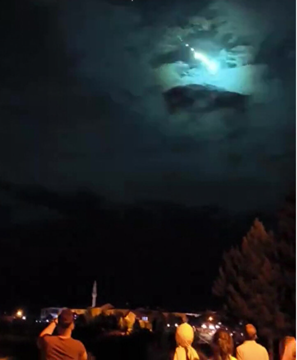 Foto - İstanbul'da görülen cisim meteor mu? Uzman isim gerçeği açıkladı