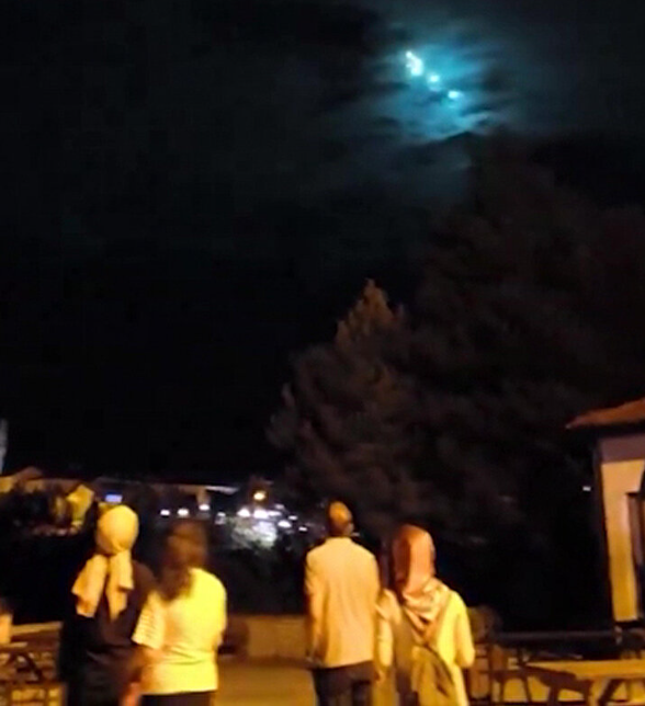 Foto - İstanbul'da görülen cisim meteor mu? Uzman isim gerçeği açıkladı
