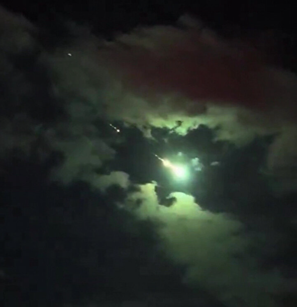 Foto - İstanbul'da görülen cisim meteor mu? Uzman isim gerçeği açıkladı