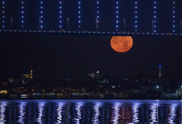 Foto - İstanbul’da gözlemlenen dolunay görenleri mest etti