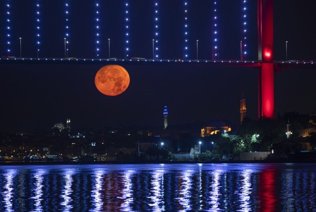 Foto - İstanbul’da gözlemlenen dolunay görenleri mest etti