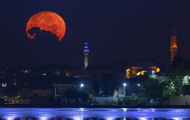 Foto - İstanbul’da gözlemlenen dolunay görenleri mest etti