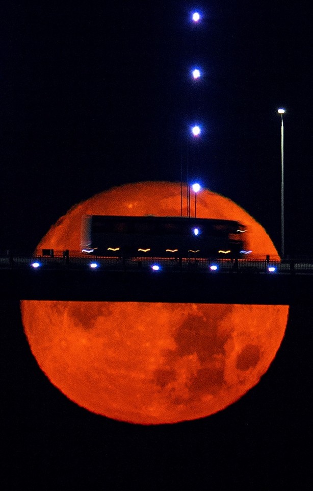 İstanbul’da gözlemlenen dolunay görenleri mest etti