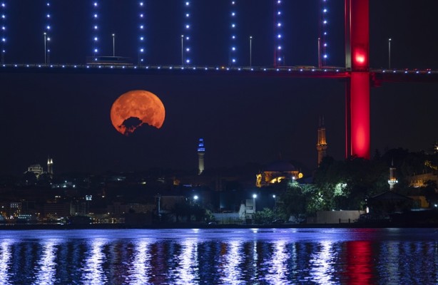 Foto - İstanbul’da gözlemlenen dolunay görenleri mest etti