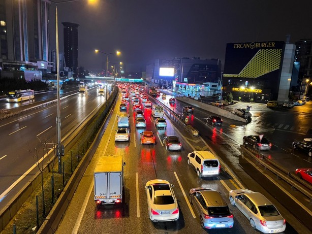 Foto - İstanbul'da haftanın son iş gününde trafik yoğunluğu yaşandı