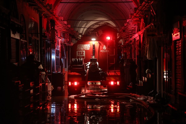 İstanbul’da hareketli saatler ! Kapalıçarşı'da yangın çıktı