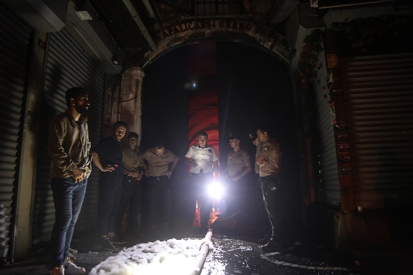Foto - İstanbul’da hareketli saatler ! Kapalıçarşı'da yangın çıktı