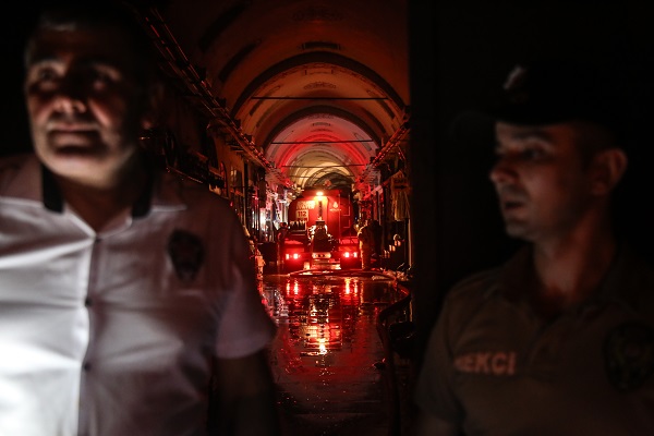 Foto - İstanbul’da hareketli saatler ! Kapalıçarşı'da yangın çıktı