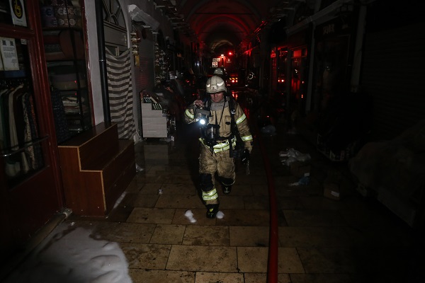 Foto - İstanbul’da hareketli saatler ! Kapalıçarşı'da yangın çıktı